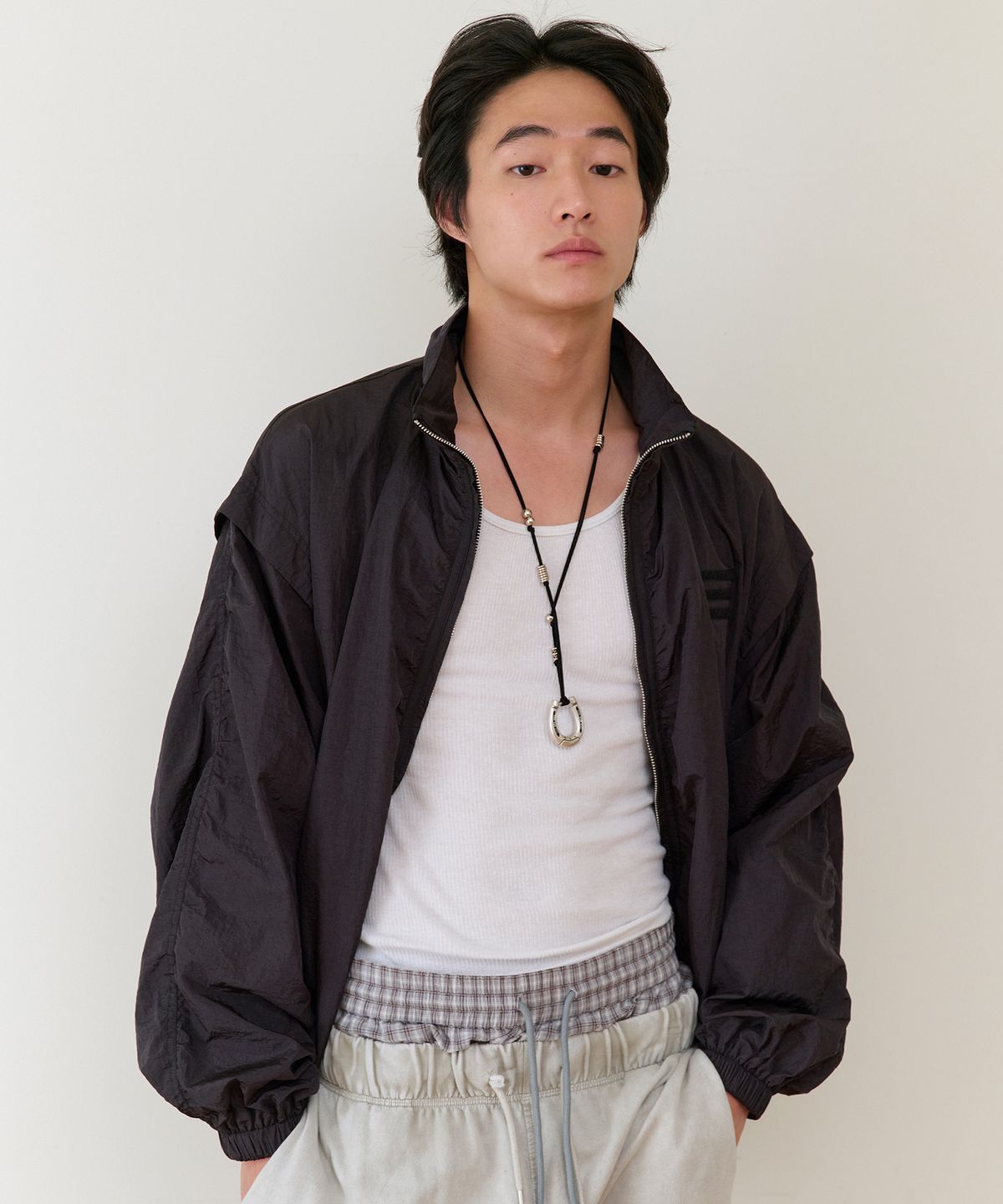 더바이닐하우스(THEVINYLHOUSE) SHIRRING OVER NYLON JACKET BLACK