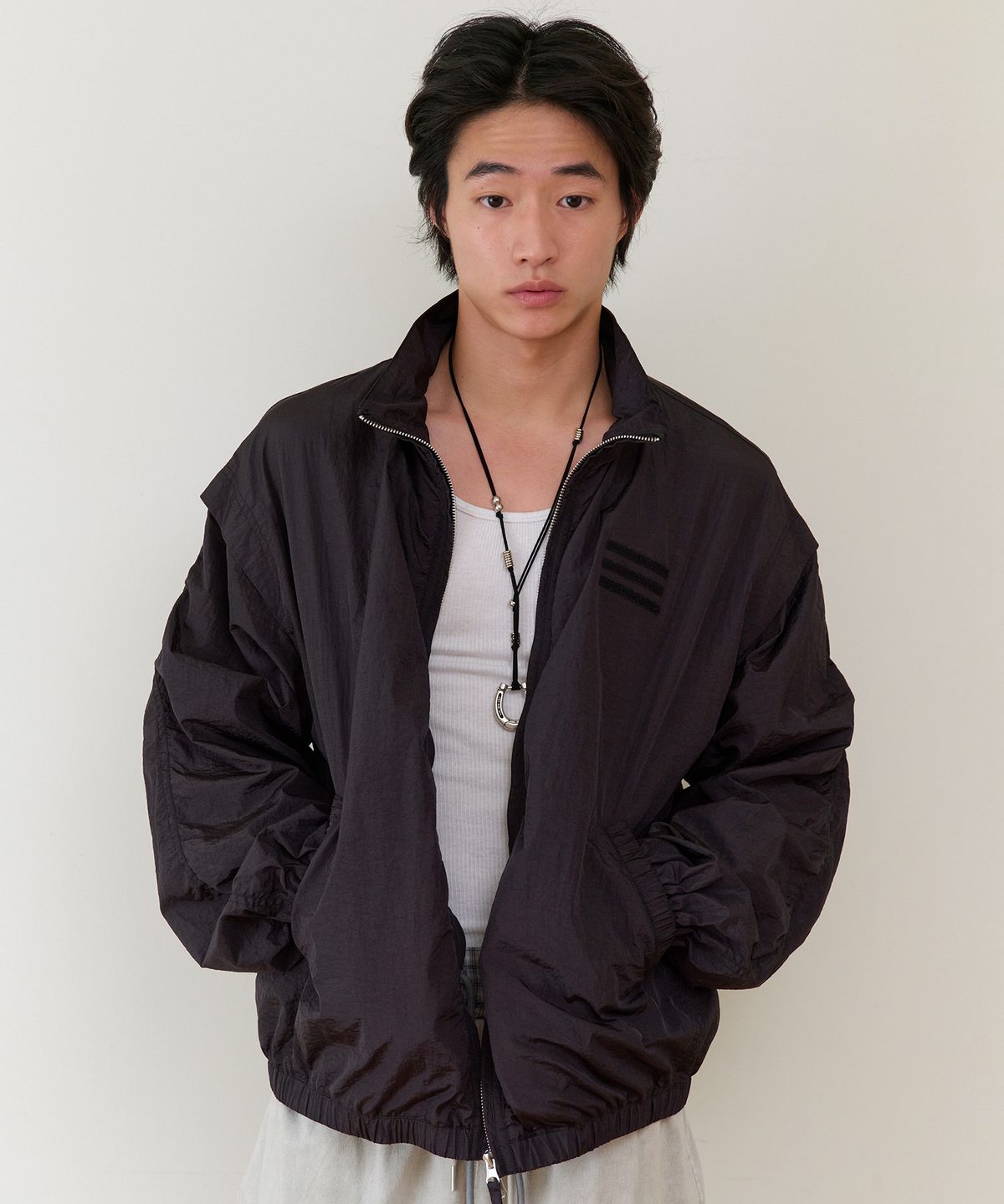 더바이닐하우스(THEVINYLHOUSE) SHIRRING OVER NYLON JACKET BLACK