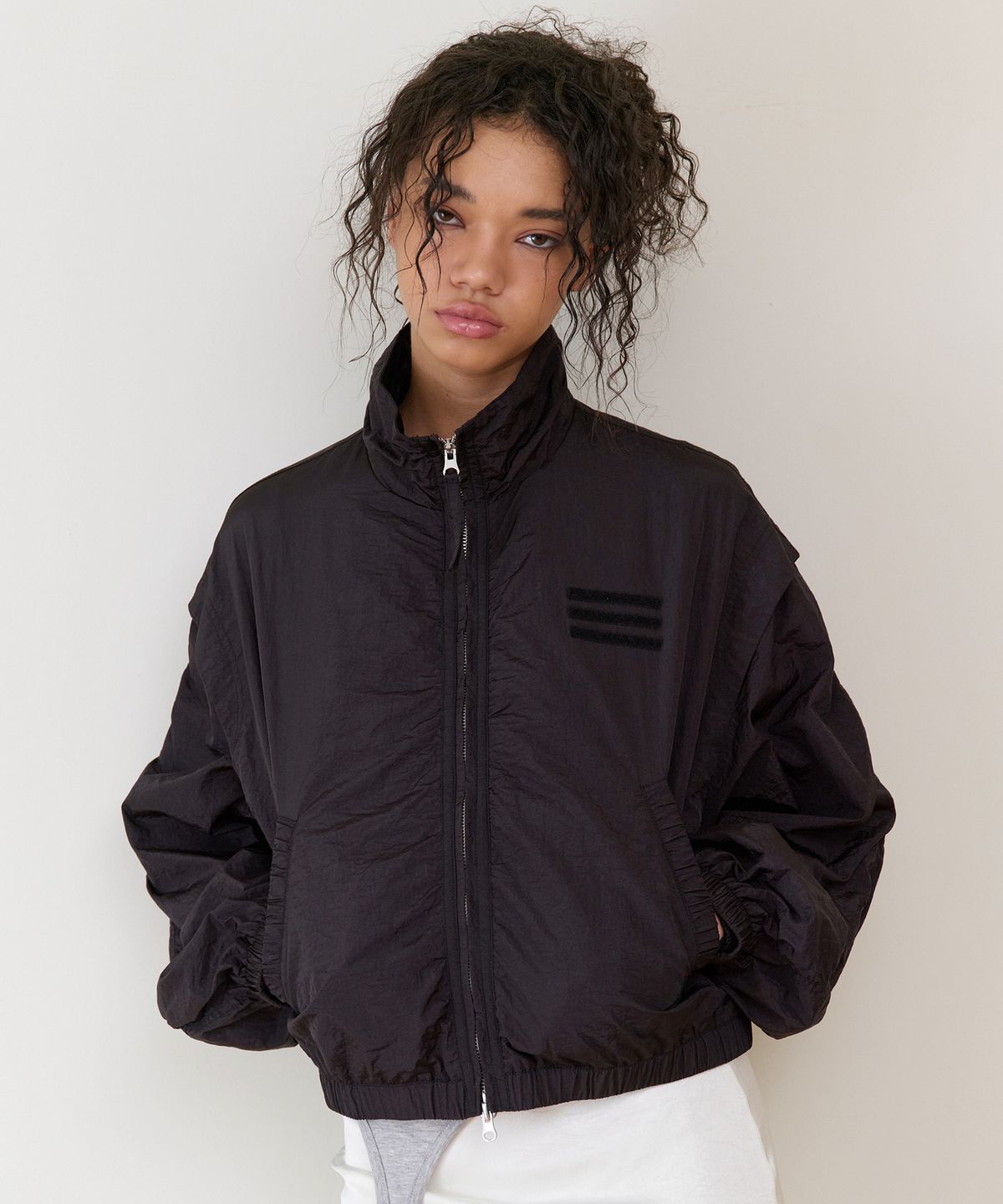더바이닐하우스(THEVINYLHOUSE) SHIRRING OVER NYLON JACKET BLACK