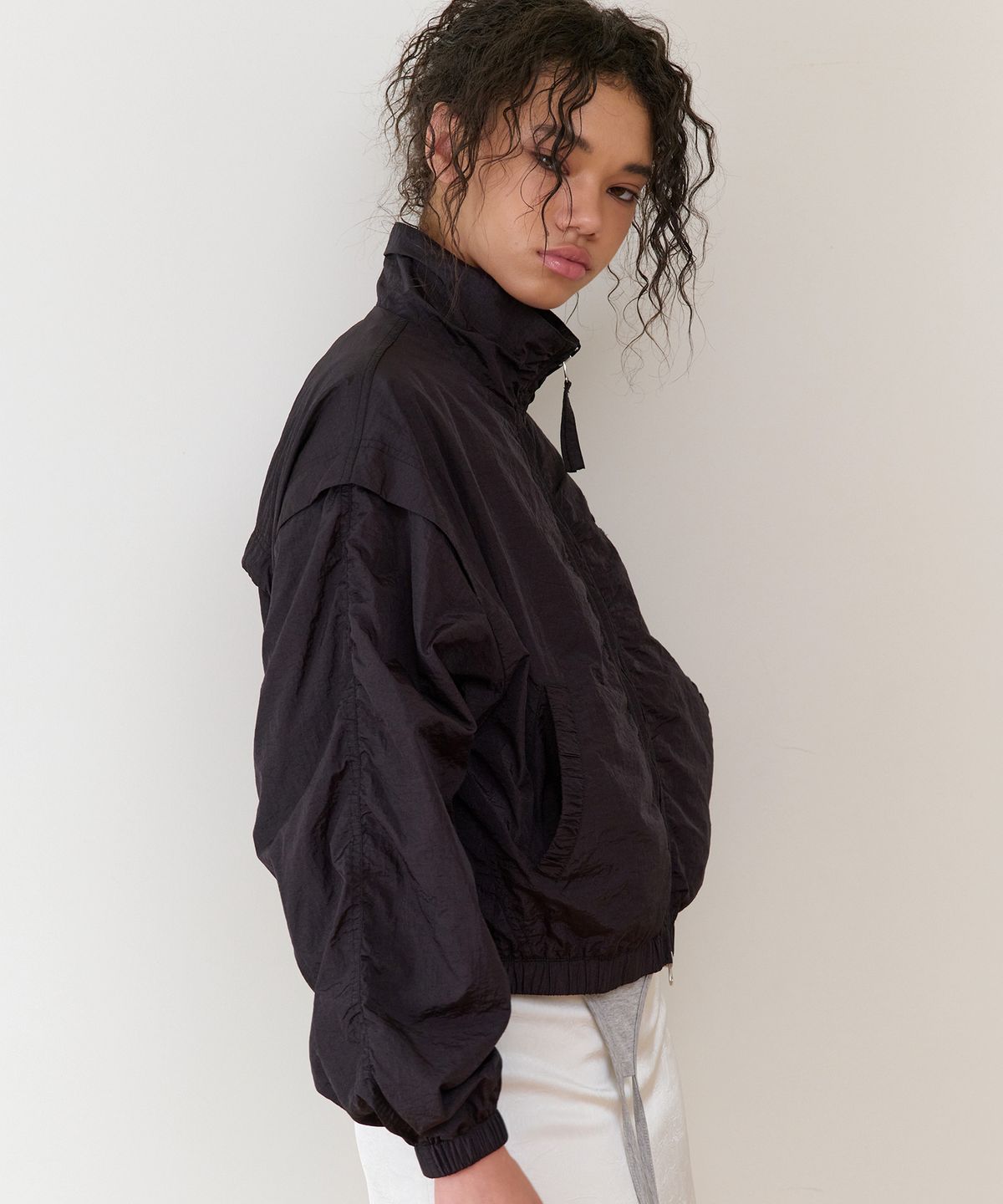 더바이닐하우스(THEVINYLHOUSE) SHIRRING OVER NYLON JACKET BLACK