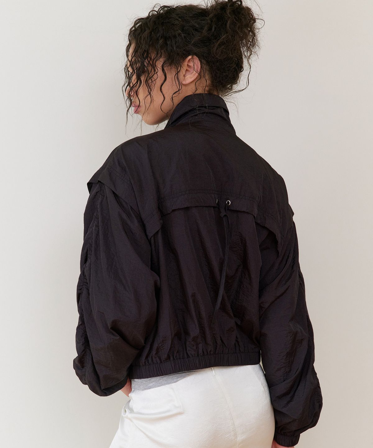 더바이닐하우스(THEVINYLHOUSE) SHIRRING OVER NYLON JACKET BLACK