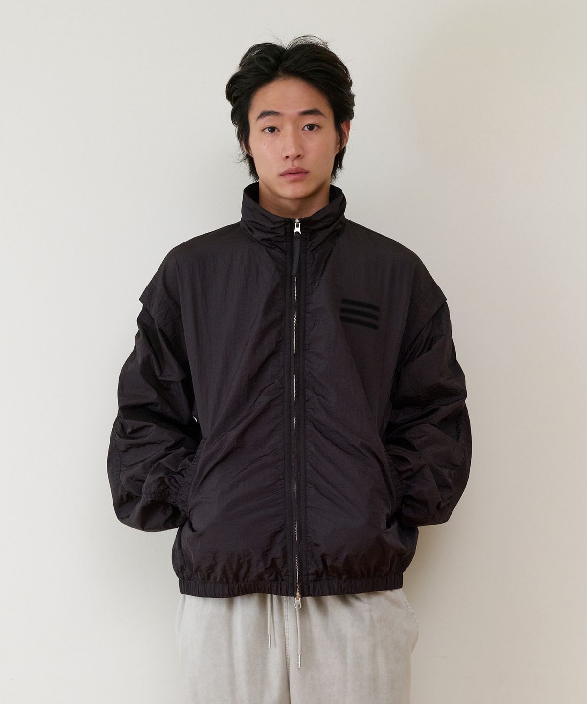 더바이닐하우스(THEVINYLHOUSE) SHIRRING OVER NYLON JACKET BLACK