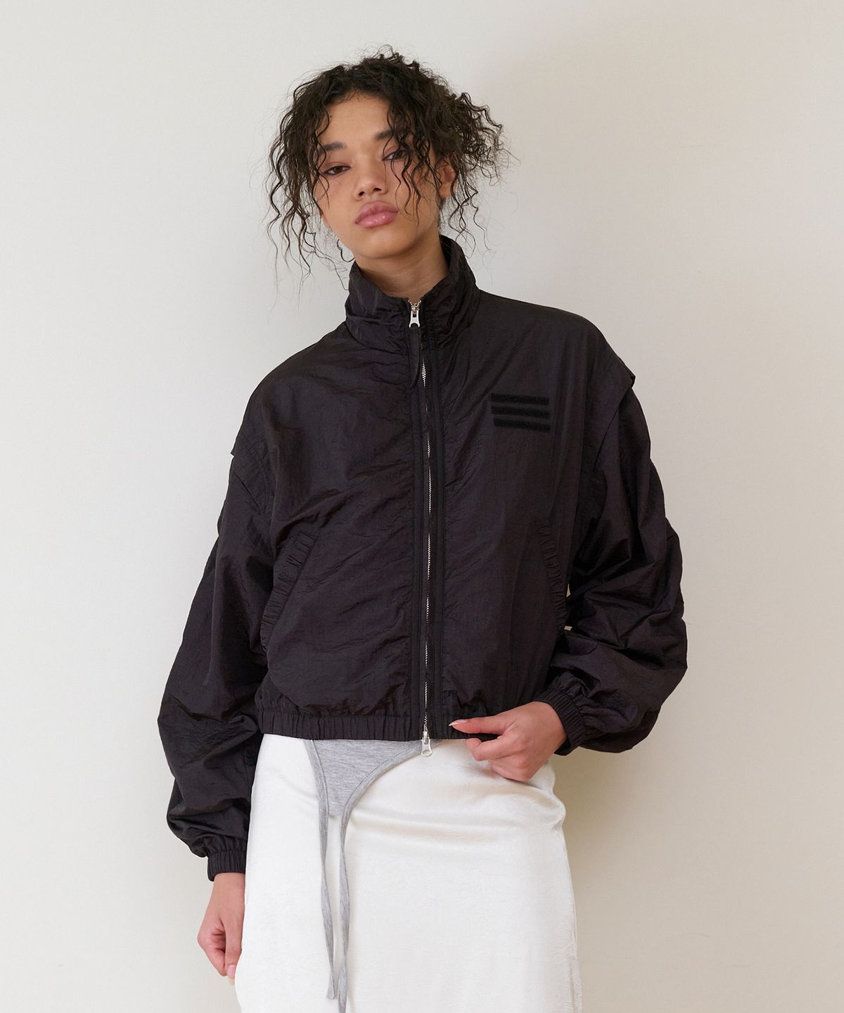 더바이닐하우스(THEVINYLHOUSE) SHIRRING OVER NYLON JACKET BLACK
