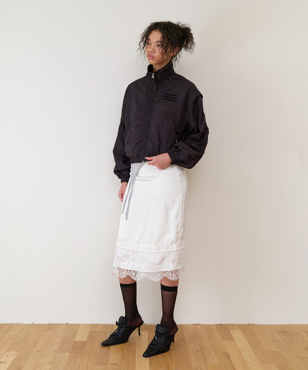 더바이닐하우스(THEVINYLHOUSE) SHIRRING OVER NYLON JACKET BLACK