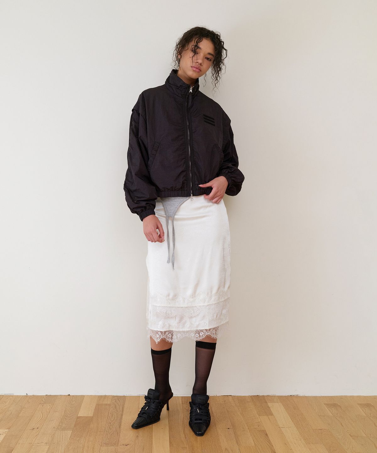 더바이닐하우스(THEVINYLHOUSE) SHIRRING OVER NYLON JACKET BLACK