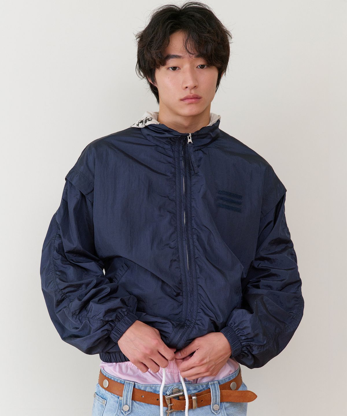더바이닐하우스(THEVINYLHOUSE) SHIRRING OVER NYLON JACKET NAVY