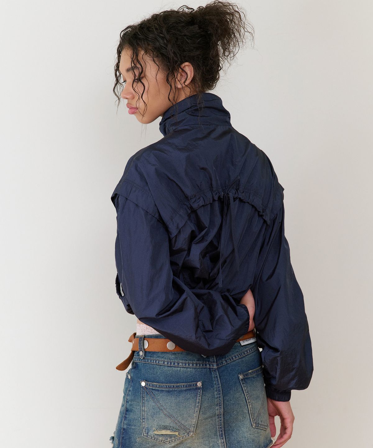 더바이닐하우스(THEVINYLHOUSE) SHIRRING OVER NYLON JACKET NAVY