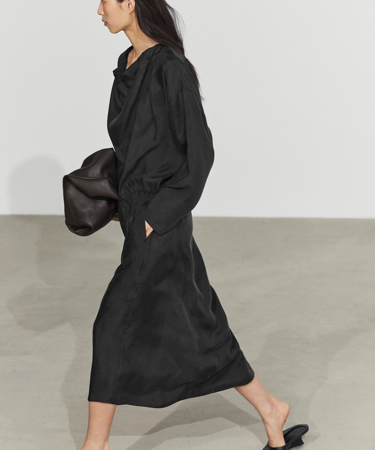마시모두띠(MASSIMO DUTTI) 네크라인 디테일 플루이드 미디 원피스