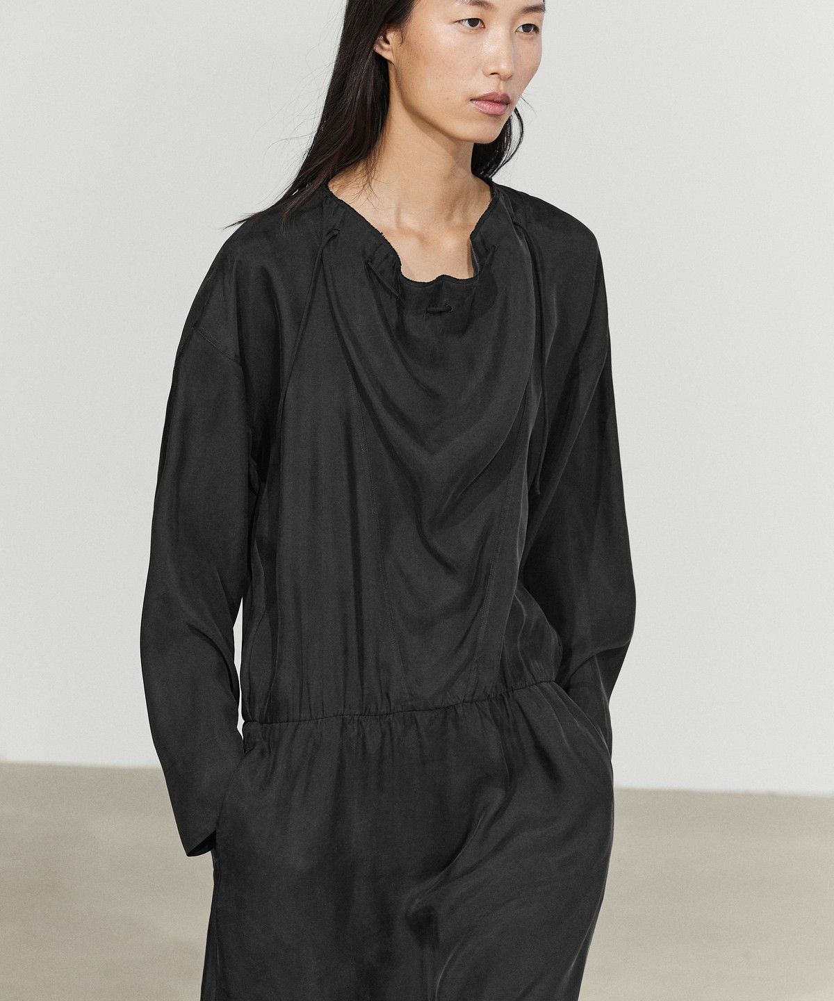 마시모두띠(MASSIMO DUTTI) 네크라인 디테일 플루이드 미디 원피스
