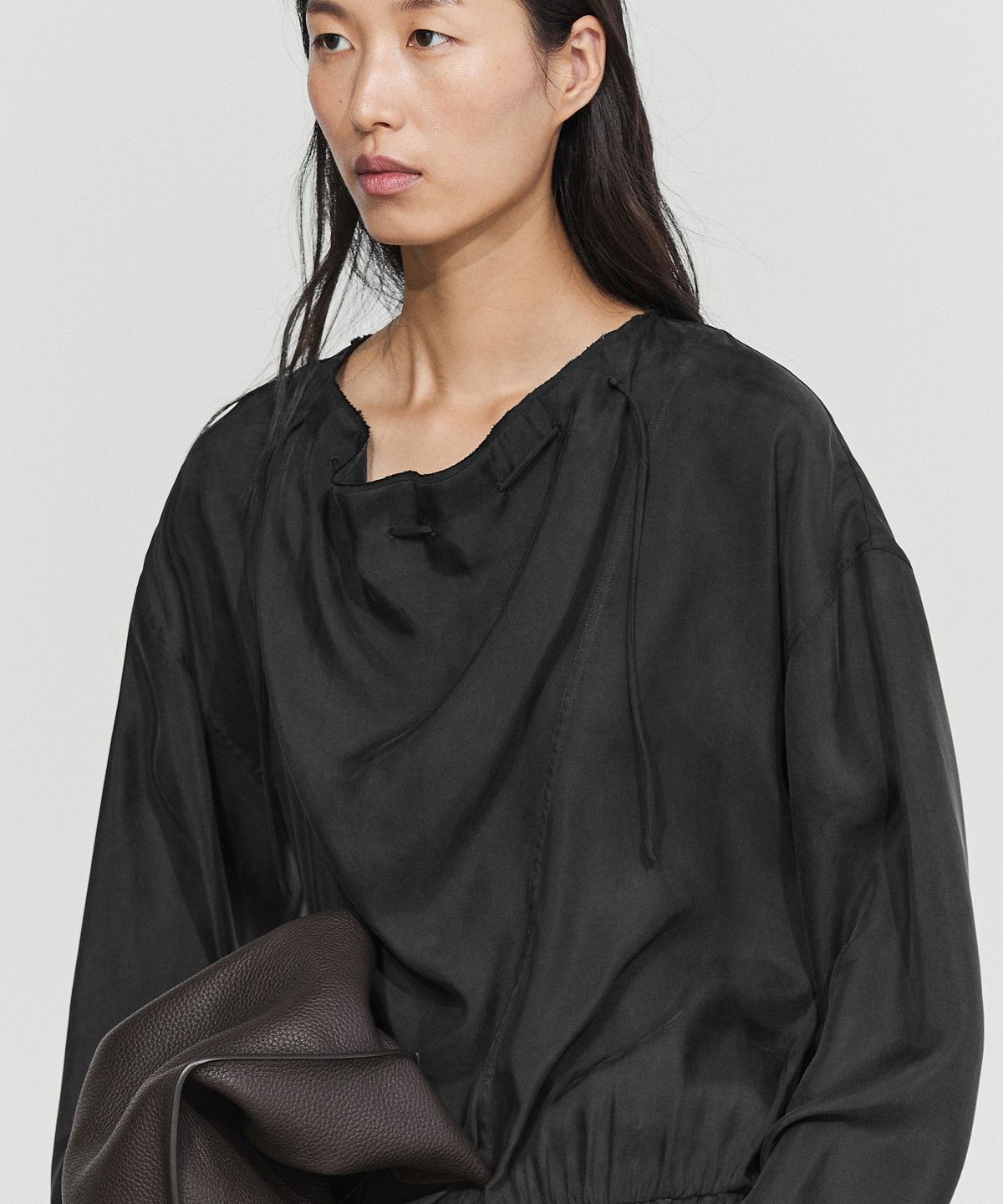 마시모두띠(MASSIMO DUTTI) 네크라인 디테일 플루이드 미디 원피스