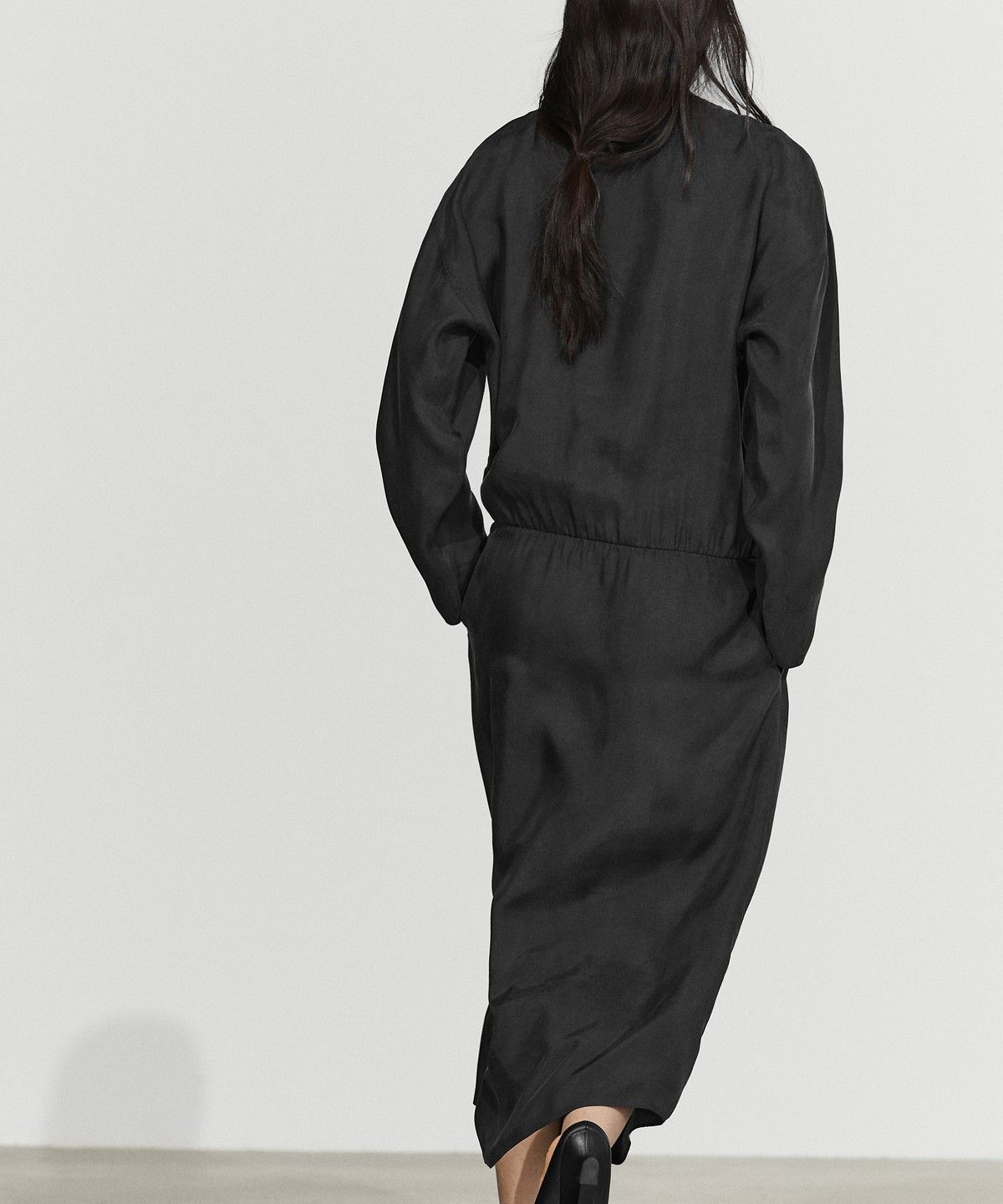 마시모두띠(MASSIMO DUTTI) 네크라인 디테일 플루이드 미디 원피스