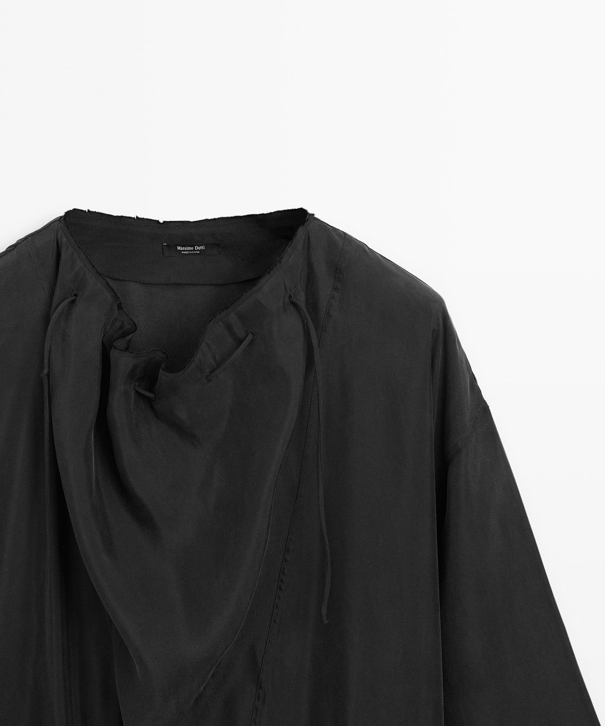 마시모두띠(MASSIMO DUTTI) 네크라인 디테일 플루이드 미디 원피스
