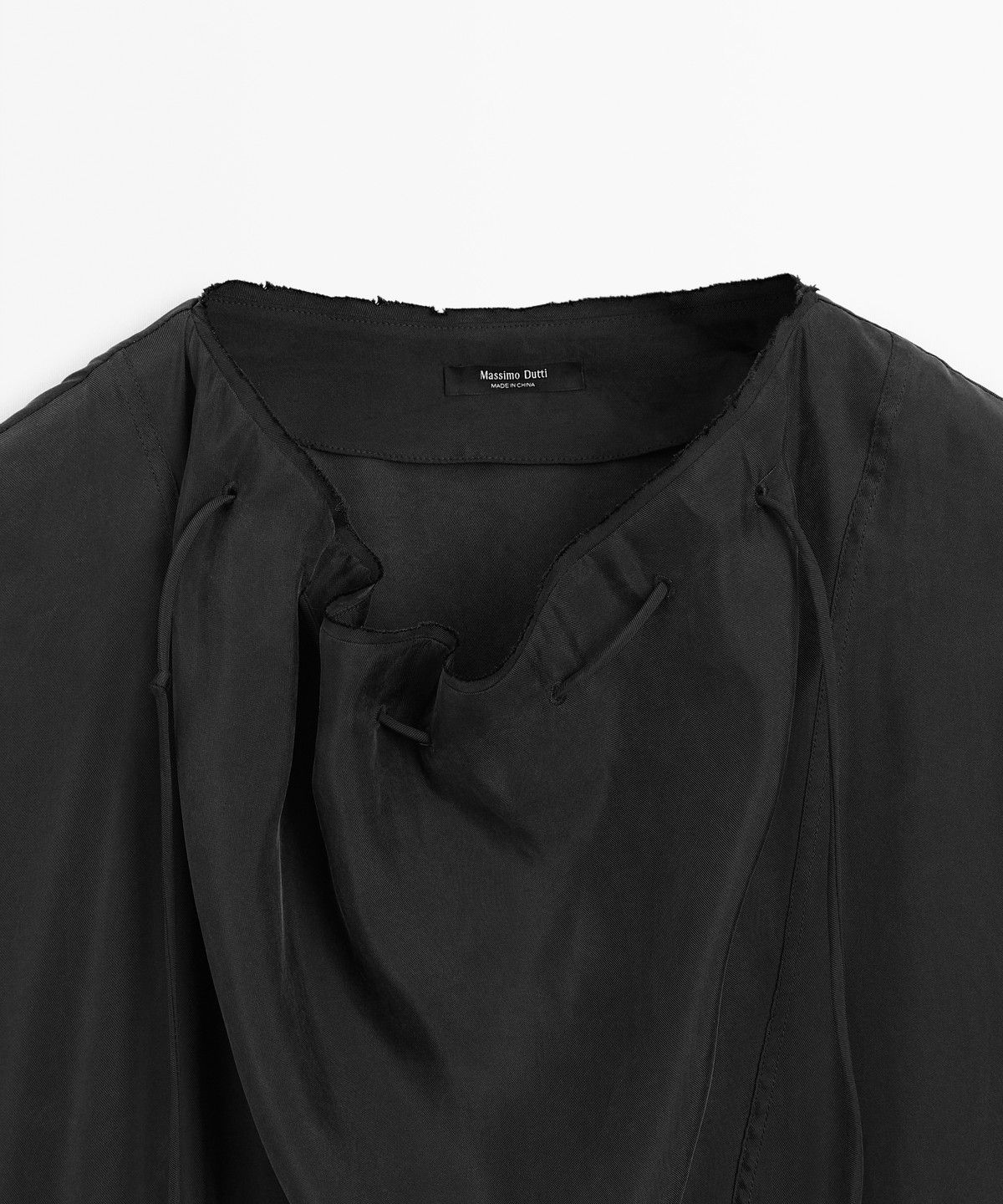 마시모두띠(MASSIMO DUTTI) 네크라인 디테일 플루이드 미디 원피스