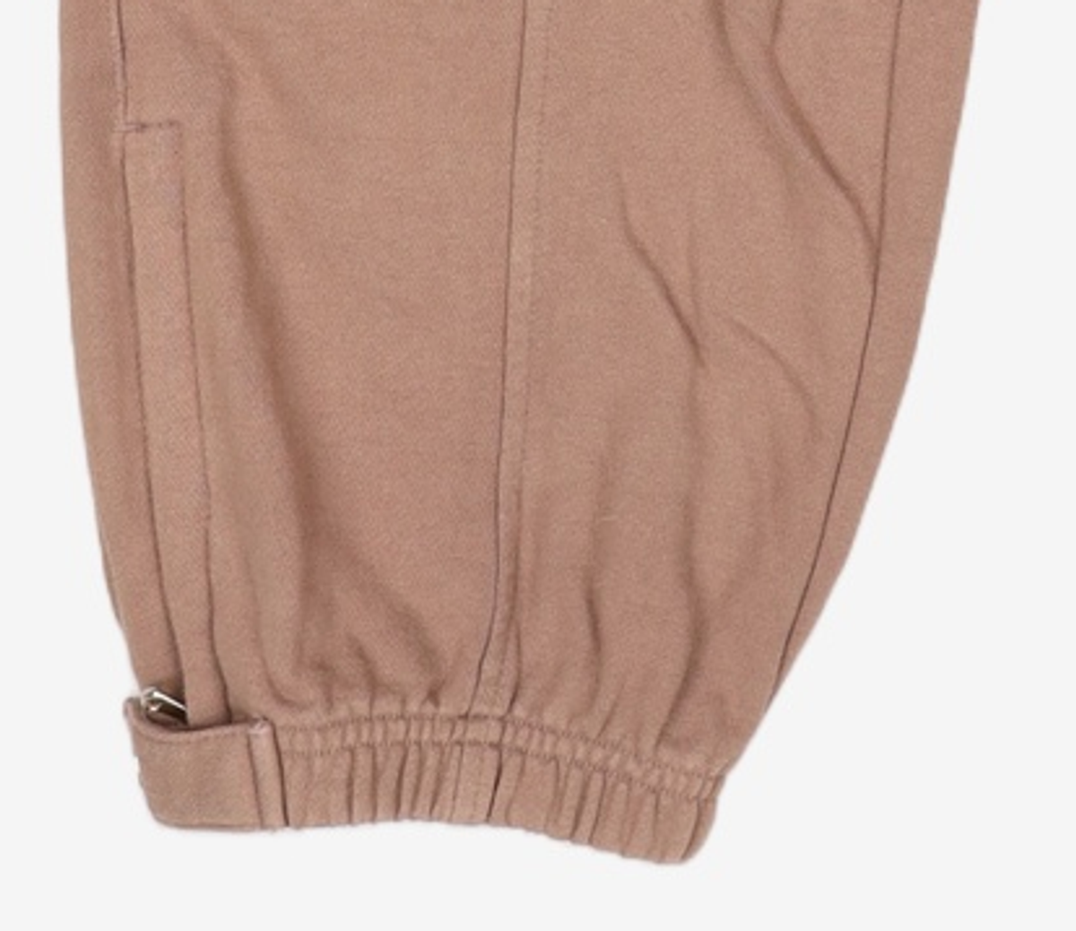 메종미네드(MAISON MINED) (THE LION KING)SMALL LOGO JOGGER PANTS DUSTY BEIGE 48