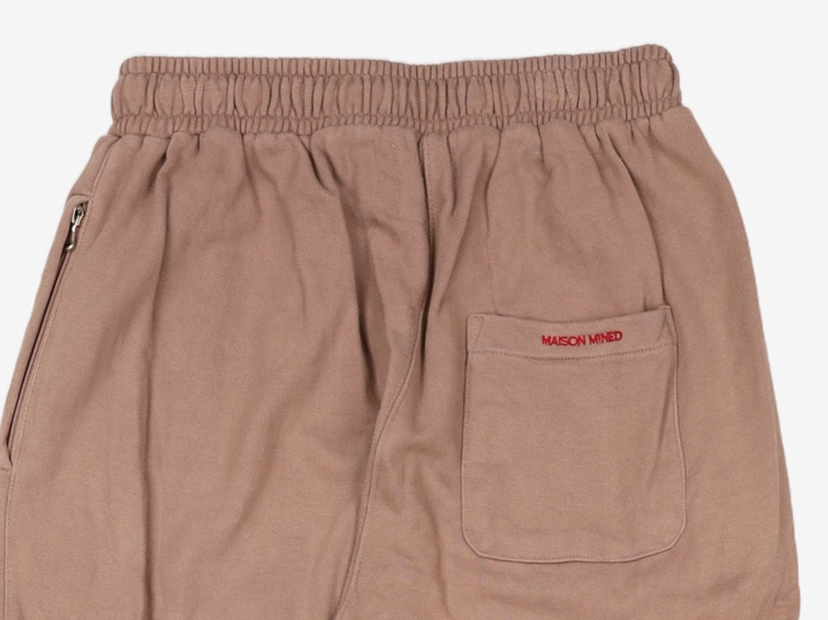 메종미네드(MAISON MINED) (THE LION KING)SMALL LOGO JOGGER PANTS DUSTY BEIGE 48