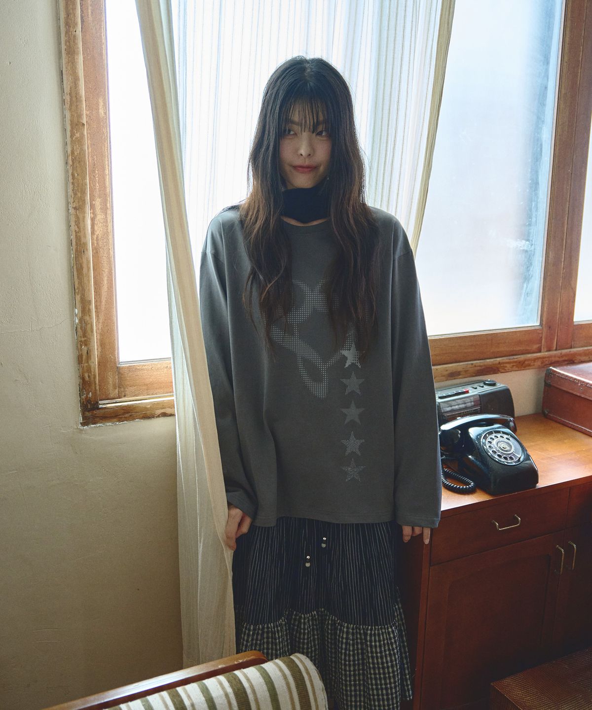 미헤브(MIHEV) 뮤직 노트 그래픽 오버핏 롱슬리브 차콜