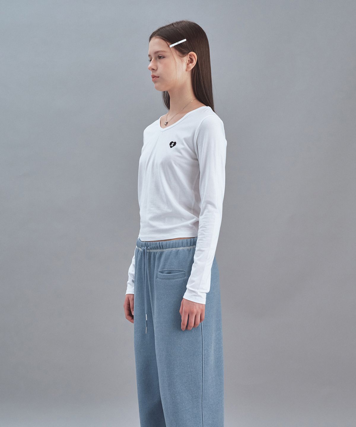 레스트앤레크레이션(REST&RECREATION) V-NECK HEART LOGO LONG SLEEVE - WHITE