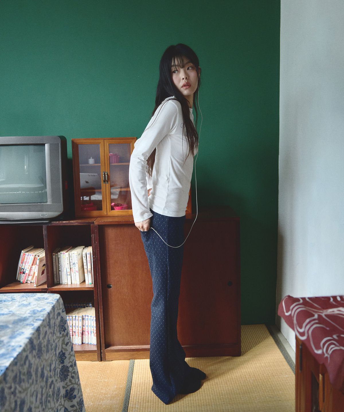 미헤브(MIHEV) 도트 자가드 로우라이즈 부츠컷 팬츠 네이비