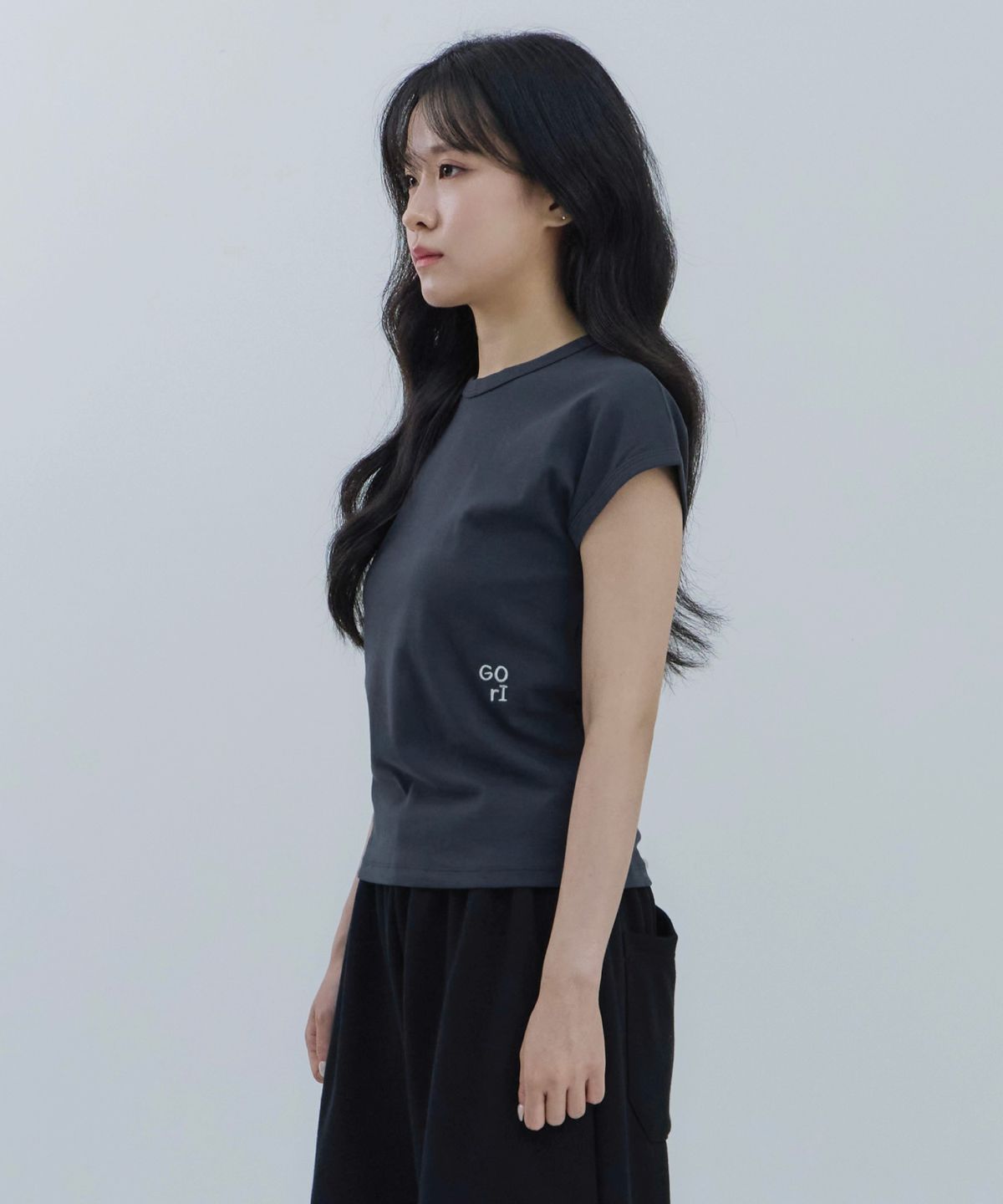 고리(GORI) GOrI Mini Logo Drop-shoulder Sleeveless (charcoal)