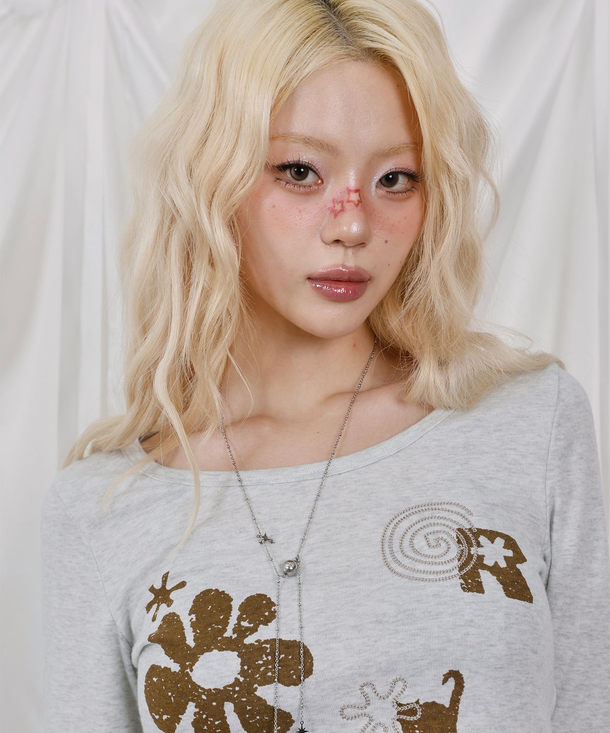 엘엠알(LMR) 모티프 자수 슬림 베이직 긴팔 티셔츠 LIGHT GREY