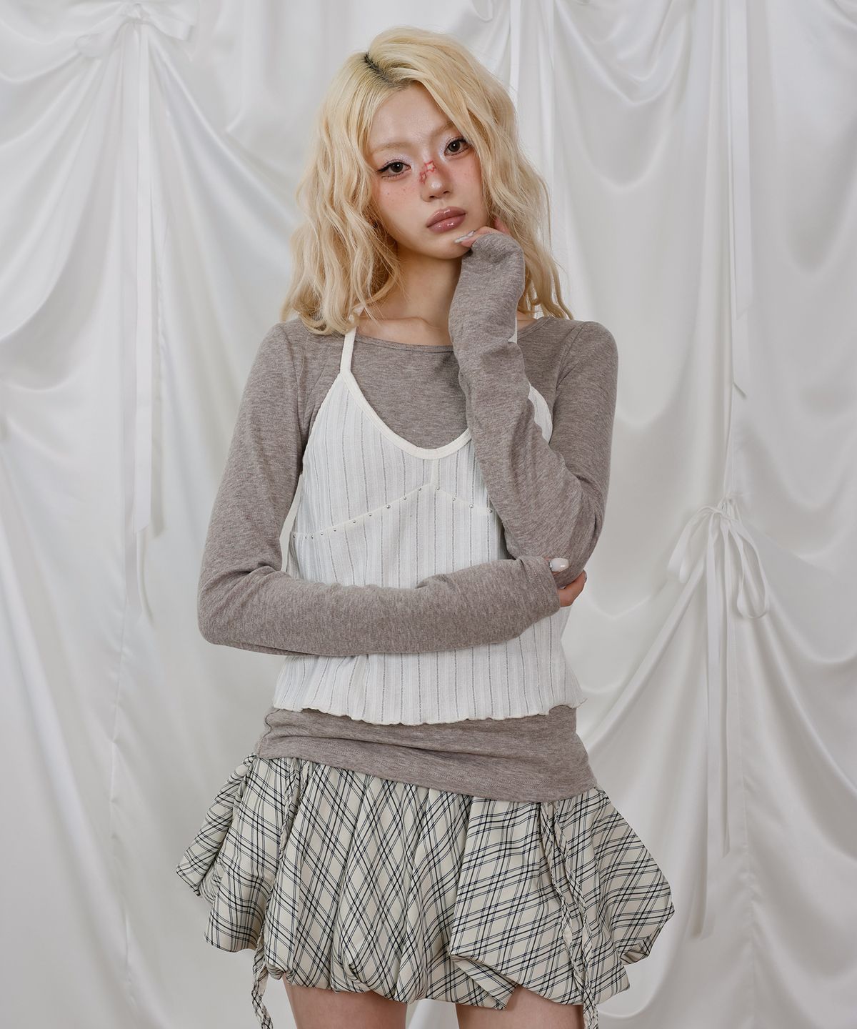 엘엠알(LMR) 스터드 홀터넥 레이어드 긴팔 티셔츠 BEIGE