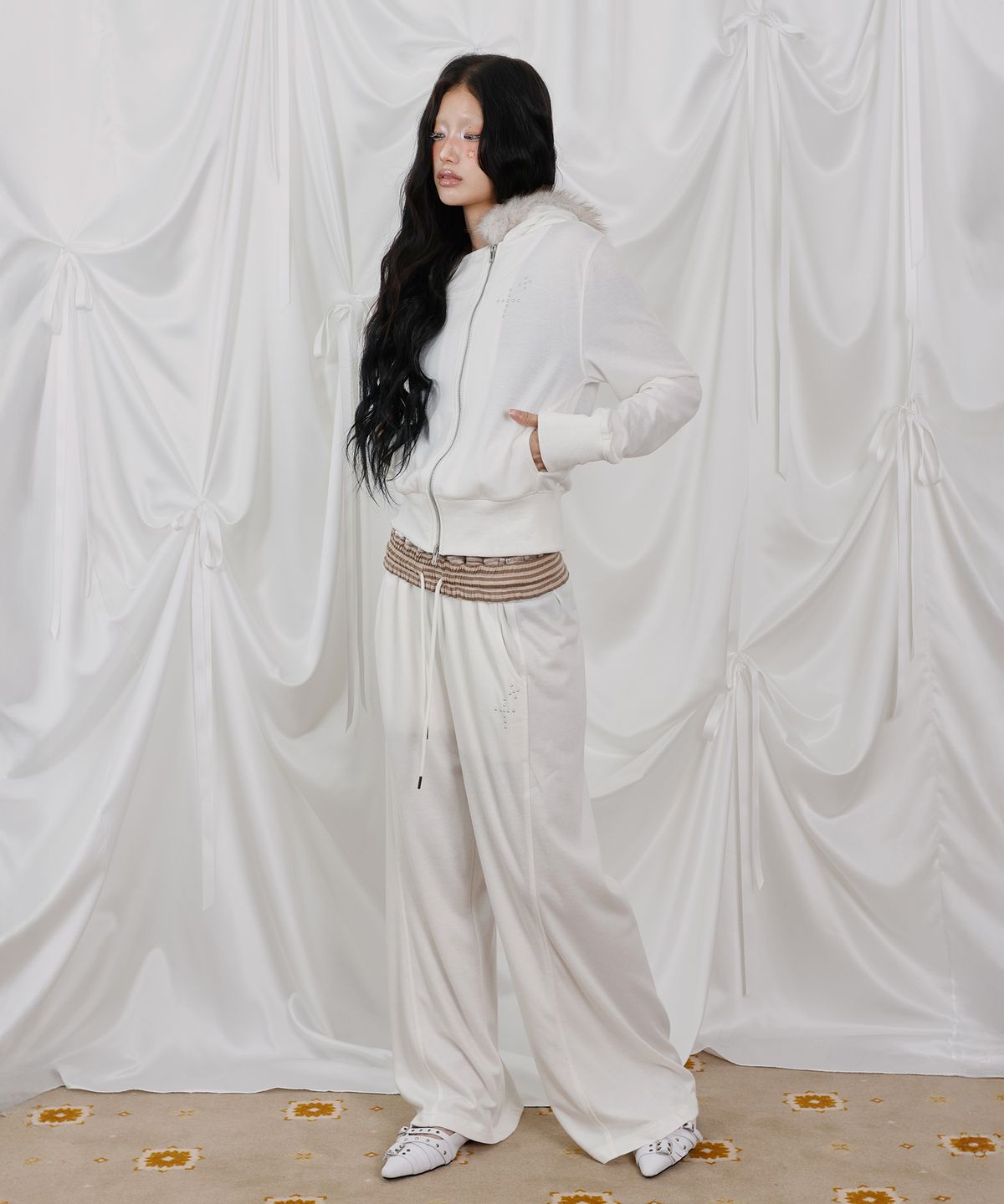 엘엠알(LMR) [SET] 스터드 하이넥 투웨이 퍼 후드집업 트레이닝 팬츠 셋업 IVORY