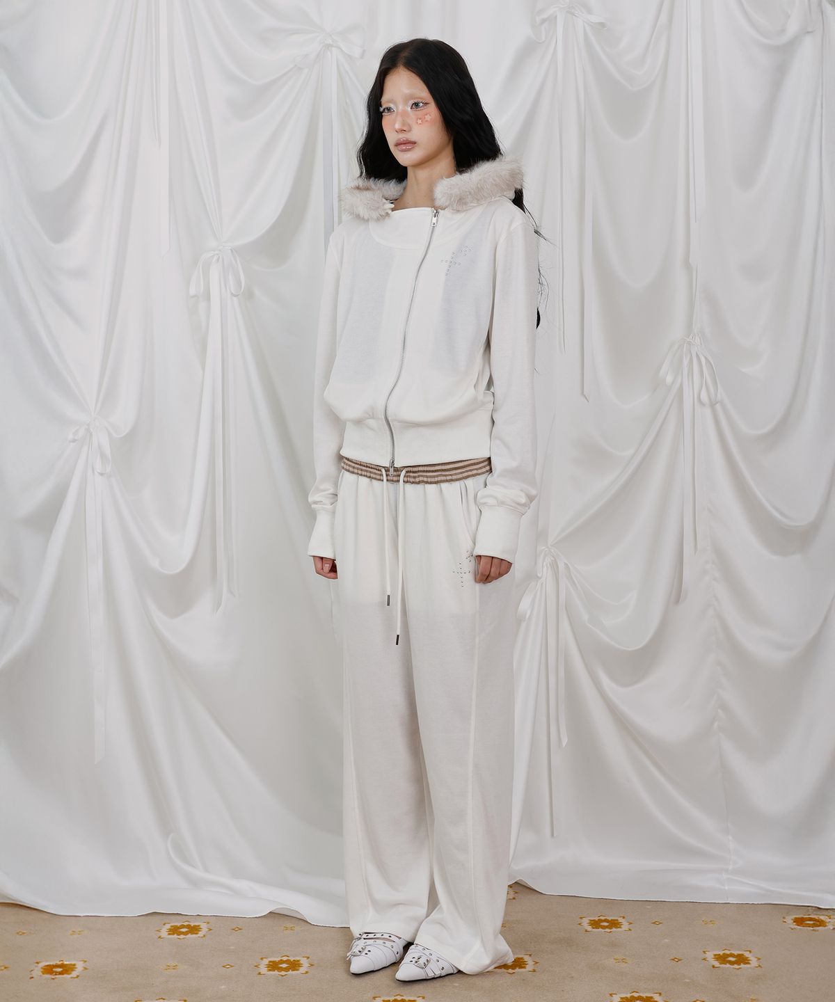 엘엠알(LMR) [SET] 스터드 하이넥 투웨이 퍼 후드집업 트레이닝 팬츠 셋업 IVORY