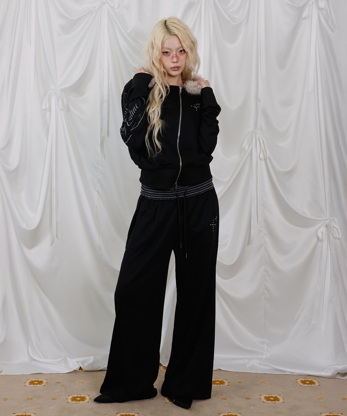 엘엠알(LMR) [SET] 스터드 하이넥 투웨이 퍼 후드집업 트레이닝 팬츠 셋업 BLACK
