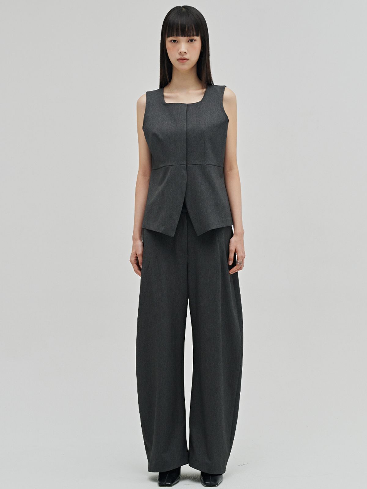 누브(NOUVE) 울 테일러드 커브드 팬츠 - 다크 그레이 / Wool Tailored Curved Pants - D.Gray