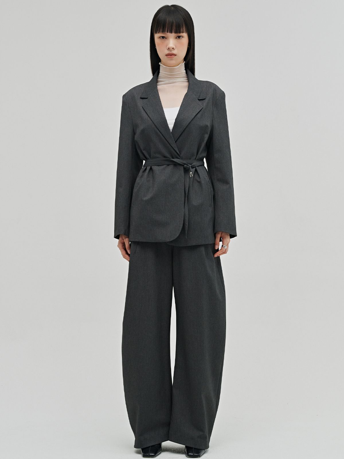 누브(NOUVE) 울 테일러드 커브드 팬츠 - 다크 그레이 / Wool Tailored Curved Pants - D.Gray