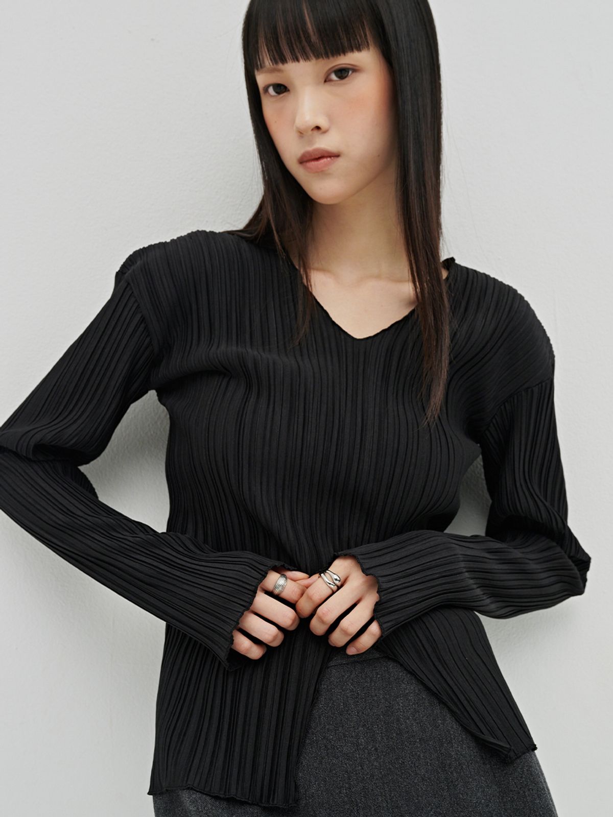 누브(NOUVE) 브이넥 플리츠 블라우스 - 블랙 / V-Neck Pleated Blouse - Black
