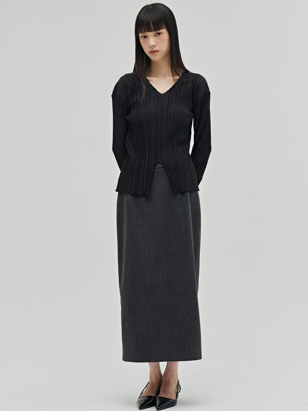 누브(NOUVE) 브이넥 플리츠 블라우스 - 블랙 / V-Neck Pleated Blouse - Black