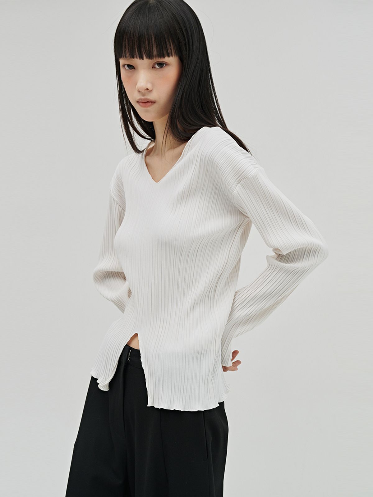 누브(NOUVE) 브이넥 플리츠 블라우스 - 아이보리 / V-Neck Pleated Blouse - Ivory
