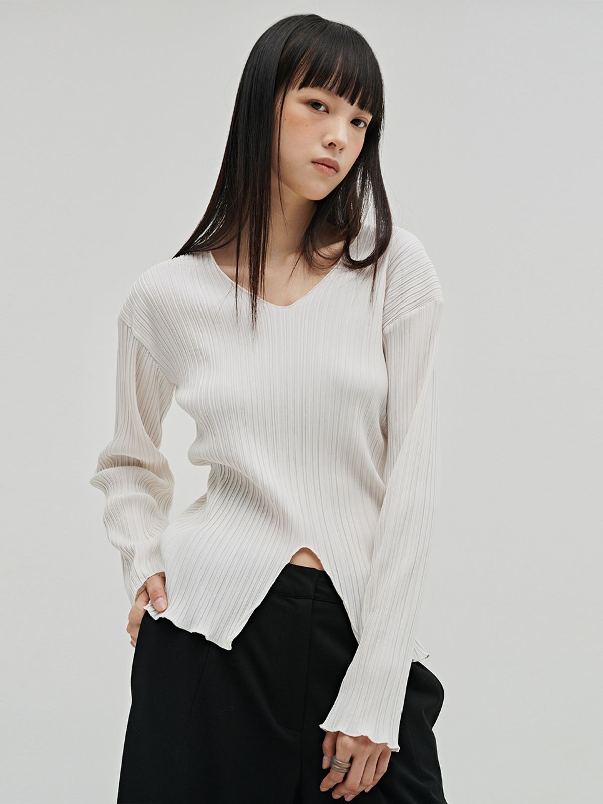 누브(NOUVE) 브이넥 플리츠 블라우스 - 아이보리 / V-Neck Pleated Blouse - Ivory