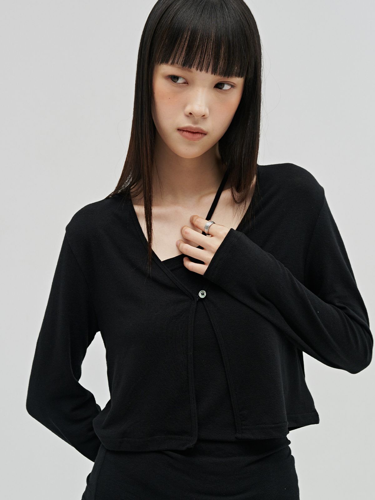 누브(NOUVE) 브이넥 가디건 레이어드 세트 - 블랙 / V-Neck Cardigan Layered Set - Black