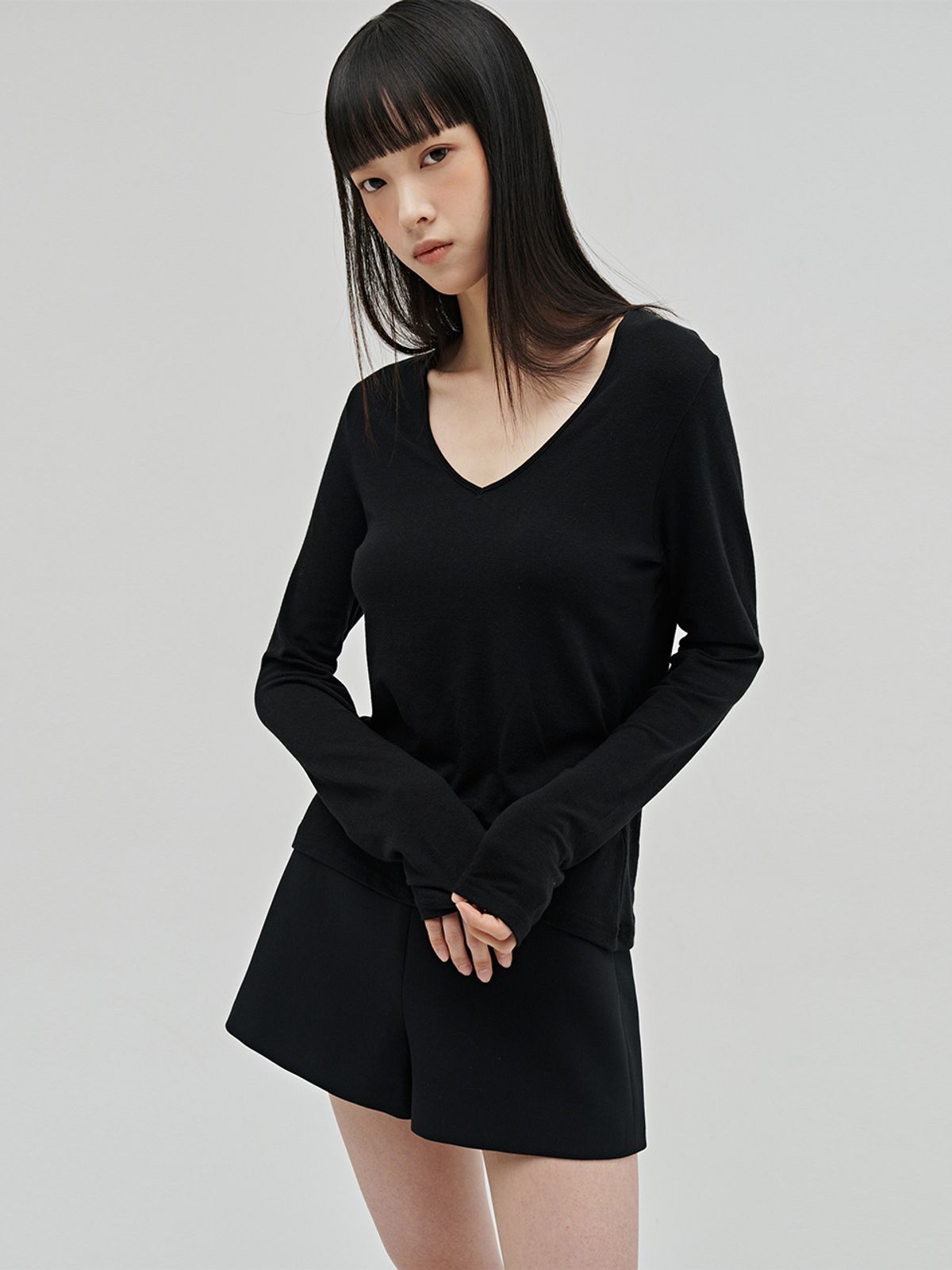 누브(NOUVE) 브이넥 울 티셔츠 - 블랙 / V-Neck Wool T-Shirt - Black