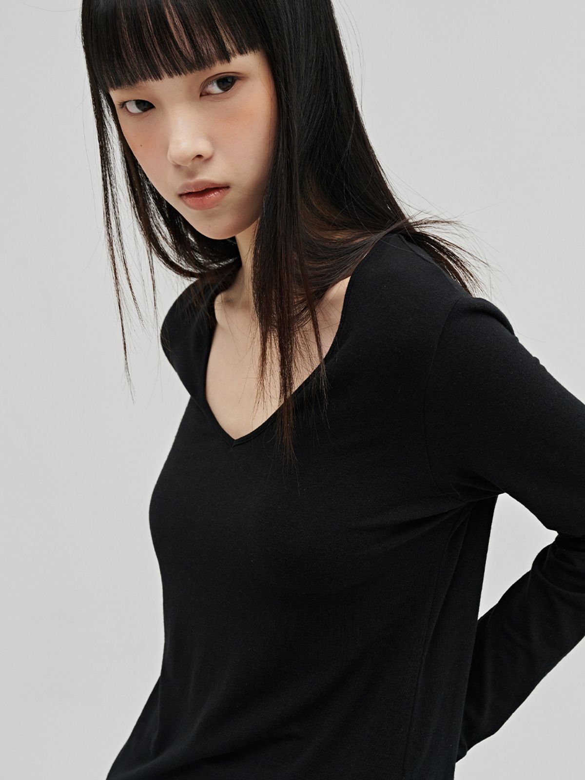 누브(NOUVE) 브이넥 울 티셔츠 - 블랙 / V-Neck Wool T-Shirt - Black