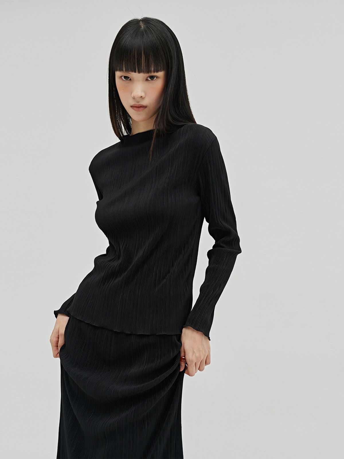 누브(NOUVE) 플리츠 모크넥 롱슬리브 티셔츠 - 블랙 / Pleated Mock Neck Long Sleeve T-Shirt - Black