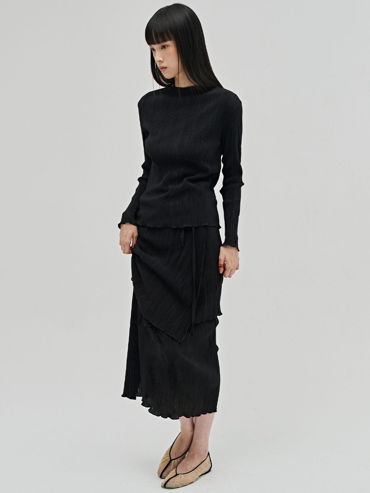 누브(NOUVE) 플리츠 모크넥 롱슬리브 티셔츠 - 블랙 / Pleated Mock Neck Long Sleeve T-Shirt - Black