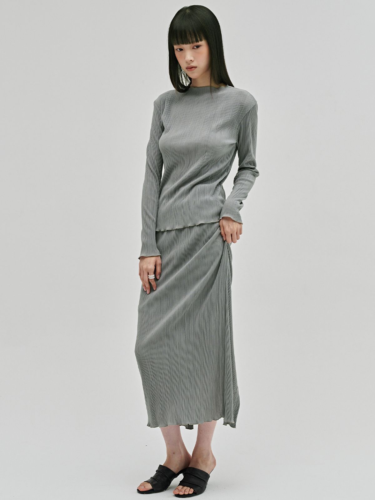 누브(NOUVE) 플리츠 모크넥 롱슬리브 티셔츠 - 라이트 그레이 / Pleated Mock Neck Long Sleeve T-Shirt - L.Gray