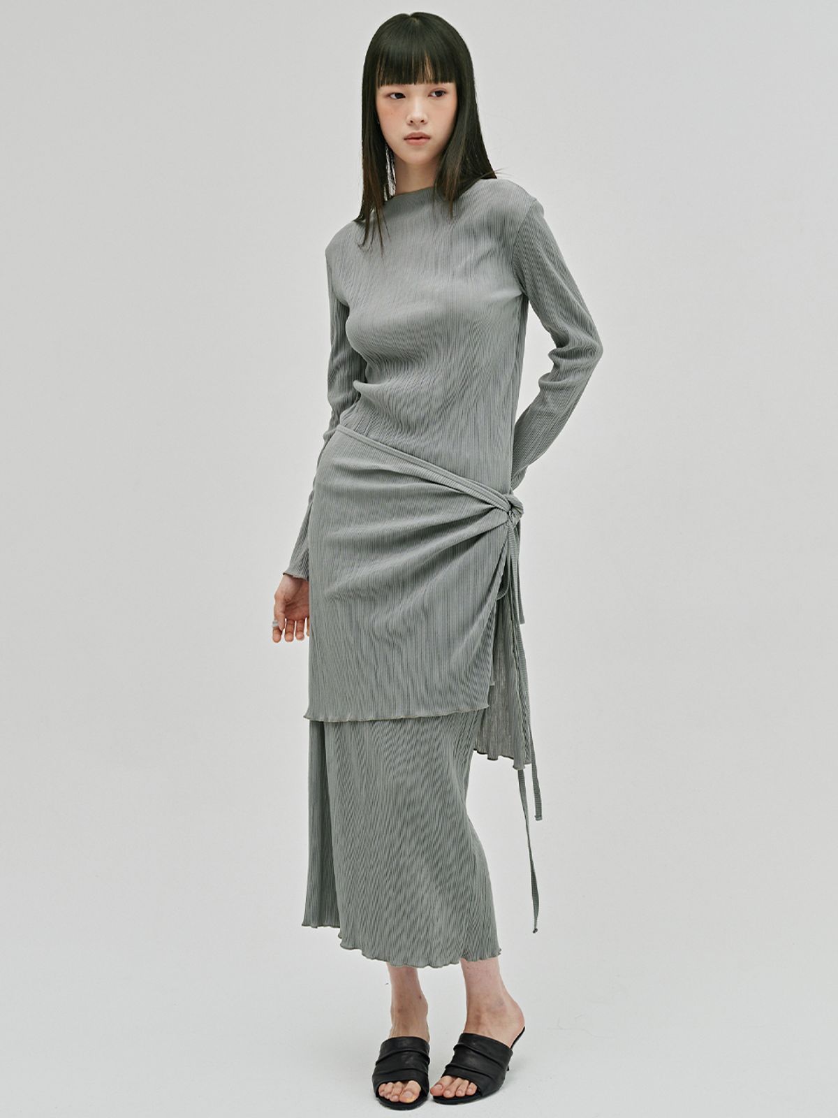 누브(NOUVE) 플리츠 모크넥 롱슬리브 티셔츠 - 라이트 그레이 / Pleated Mock Neck Long Sleeve T-Shirt - L.Gray