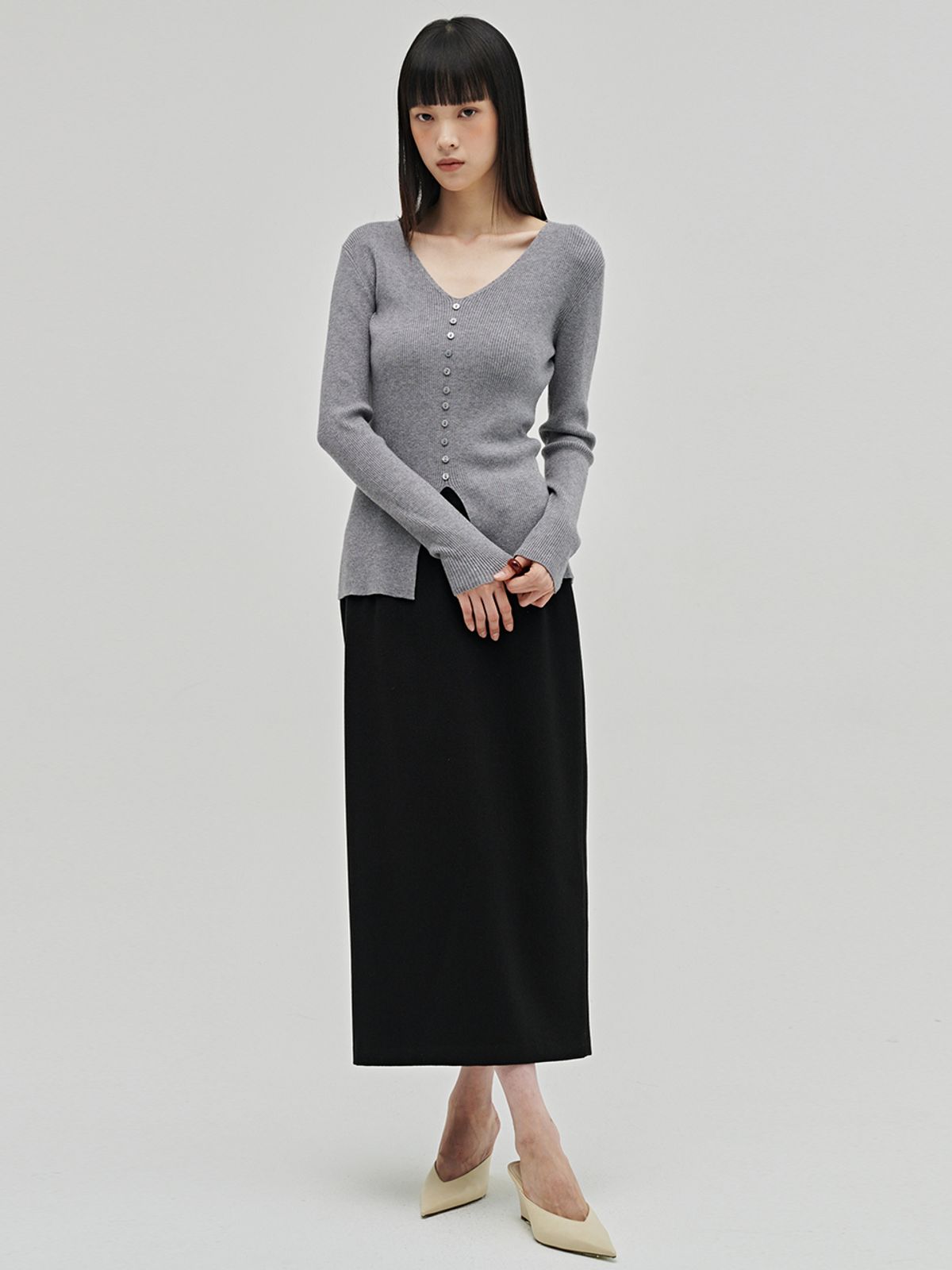 누브(NOUVE) 소프트 브이넥 버튼 니트 - 멜란지 그레이 / Soft V-Neck Button Knit - M.Gray