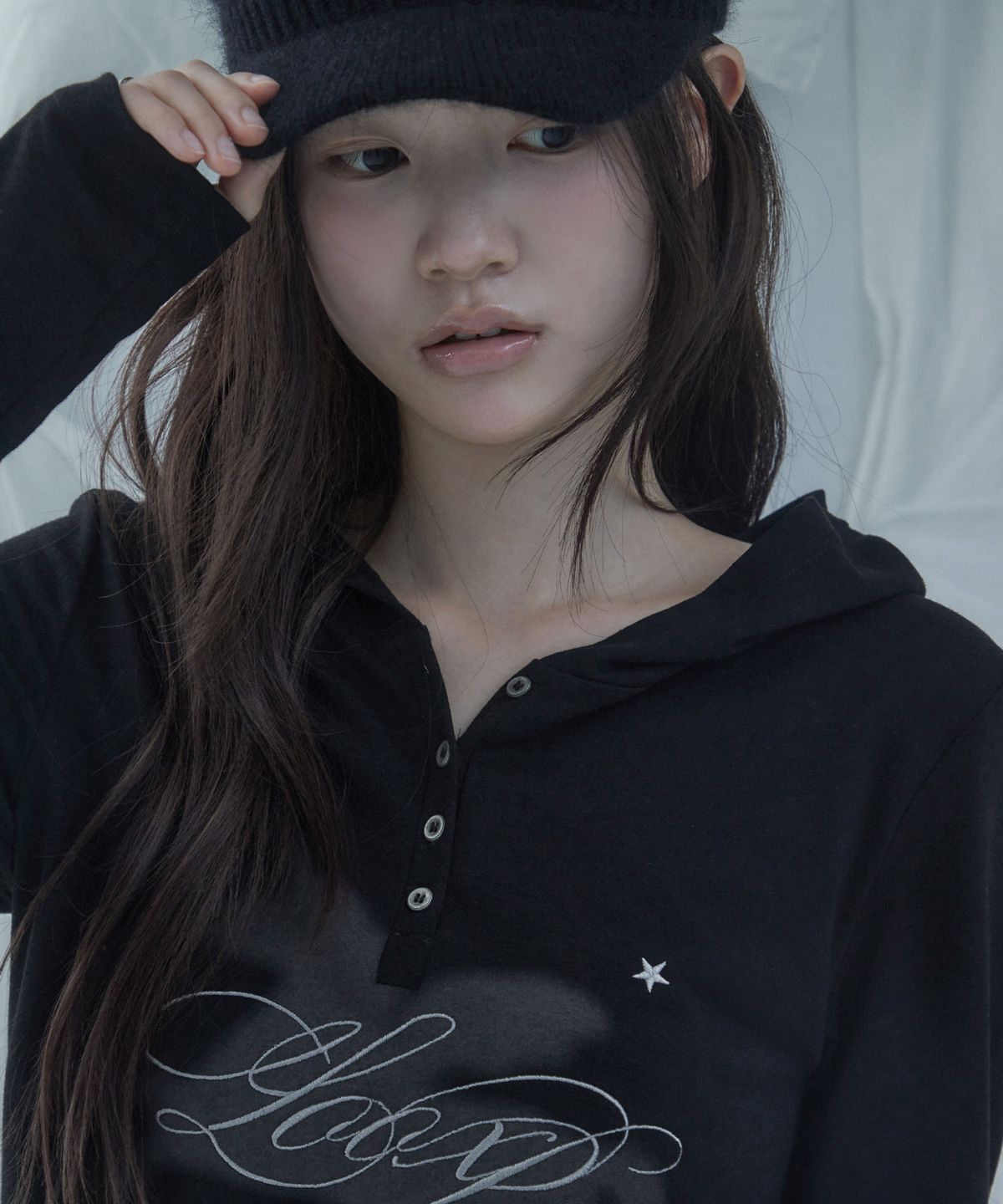 루프(LOOXP) 유니콘 레터링 후드 헨리넥 롱슬리브 블랙