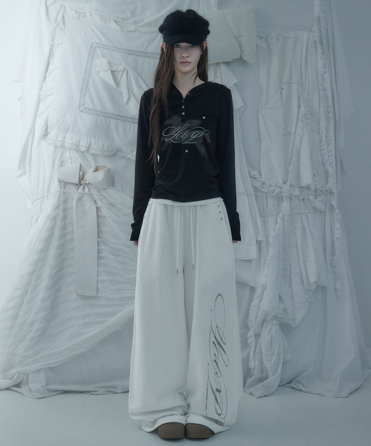 루프(LOOXP) 그래픽 리벳 폴딩 트레이닝 와이드 롱팬츠 아이보리