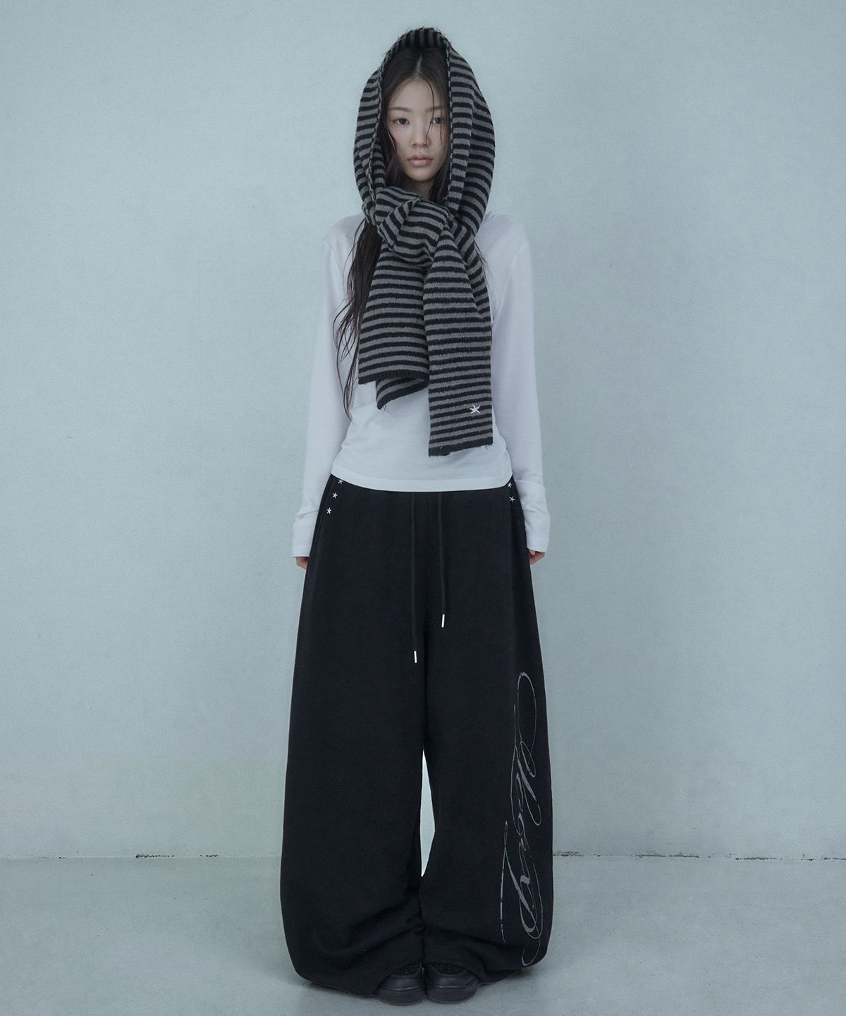 루프(LOOXP) 그래픽 리벳 폴딩 트레이닝 와이드 롱팬츠 블랙