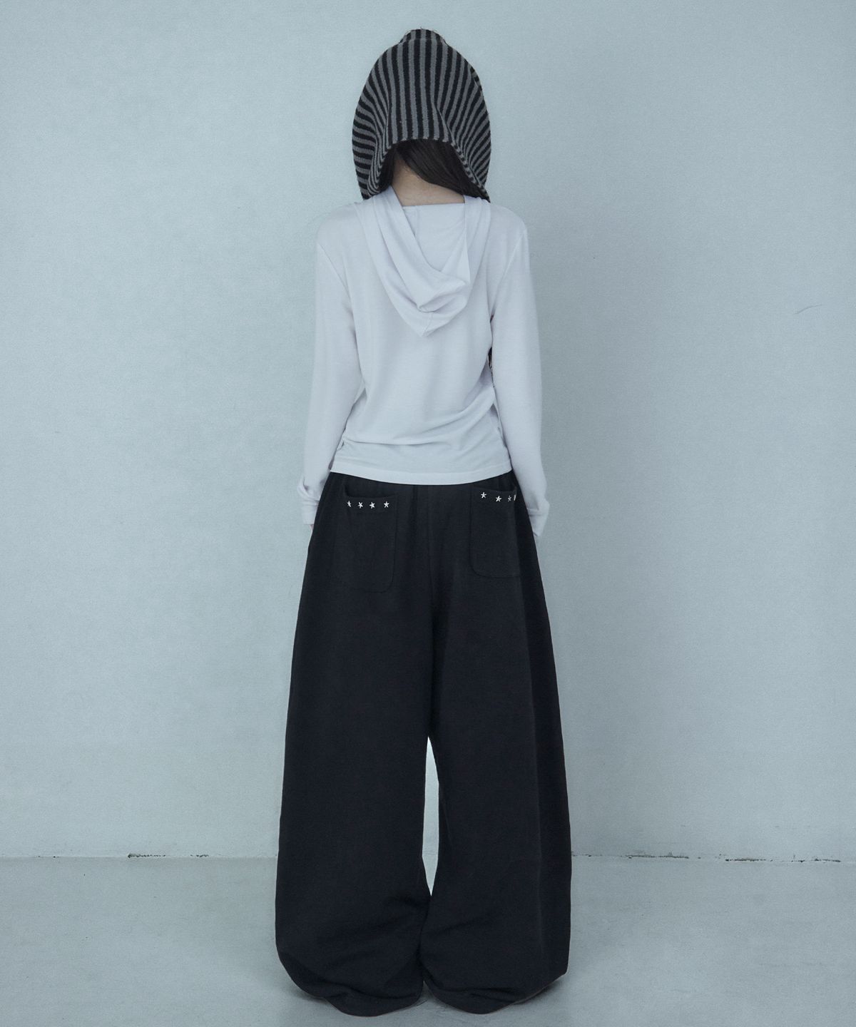 루프(LOOXP) 그래픽 리벳 폴딩 트레이닝 와이드 롱팬츠 블랙