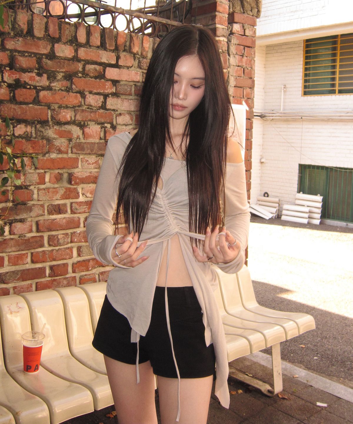 비터레인(VITTERAIN) 셔링 오프숄더 플레어 탑 페일 그레이지