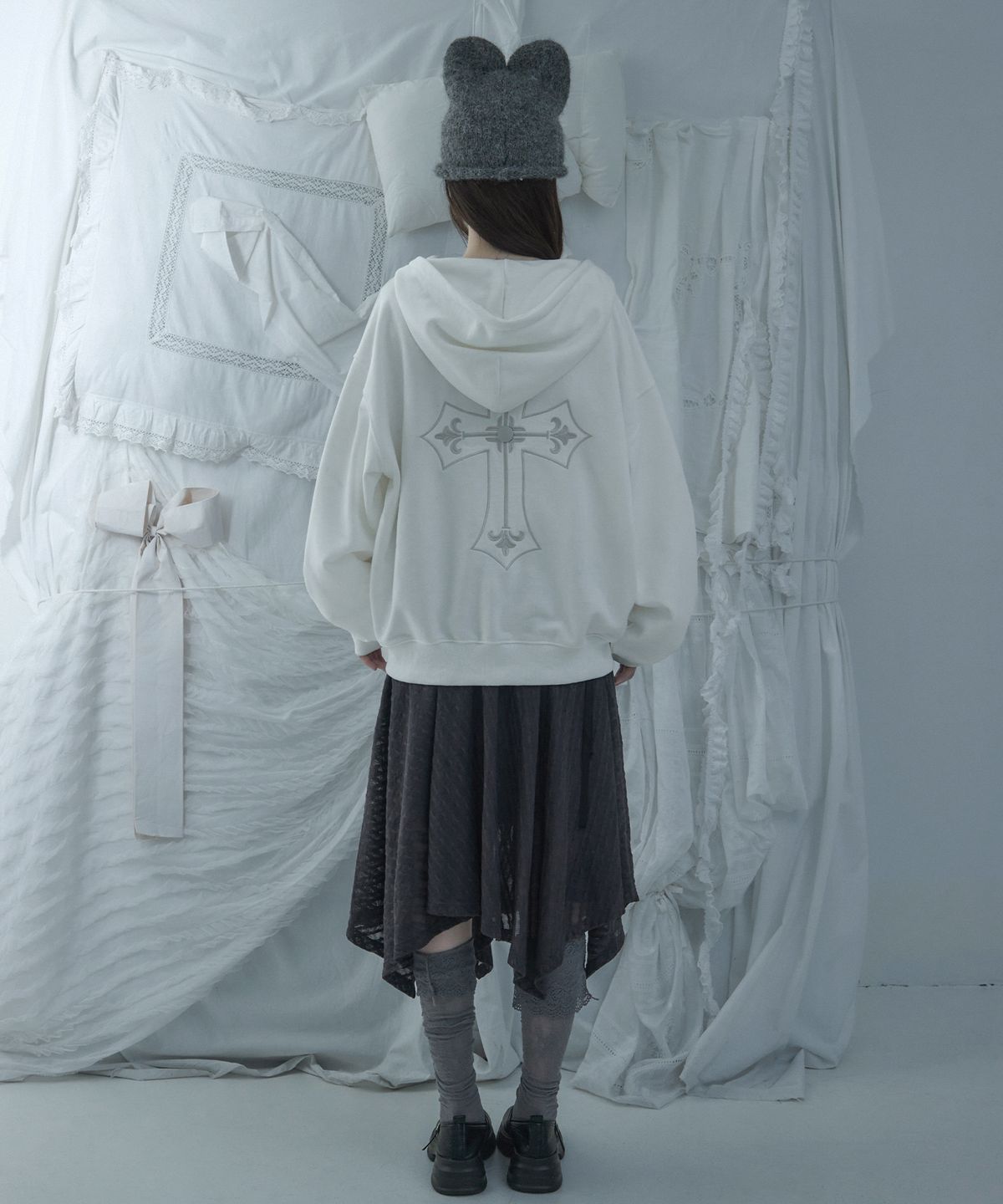 루프(LOOXP) 크로스 패치 리벳 오버핏 후드집업 아이보리