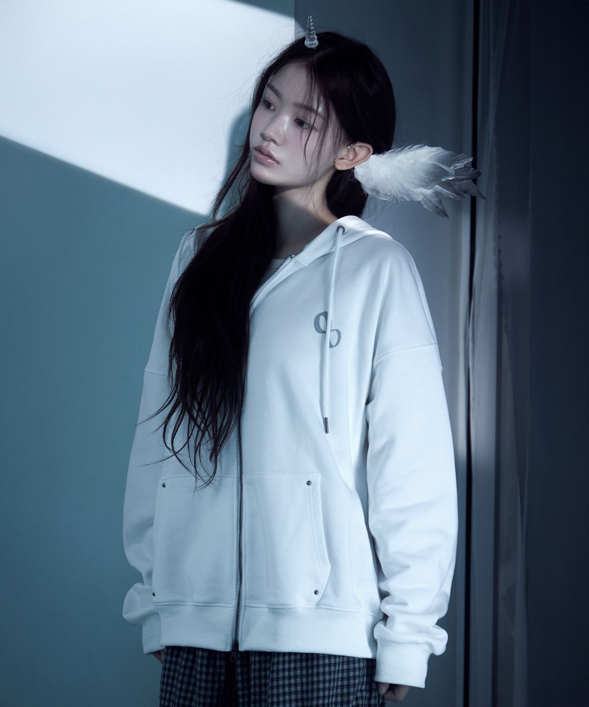루프(LOOXP) 윙스 그래픽 레터링 오버핏 후드집업 아이보리