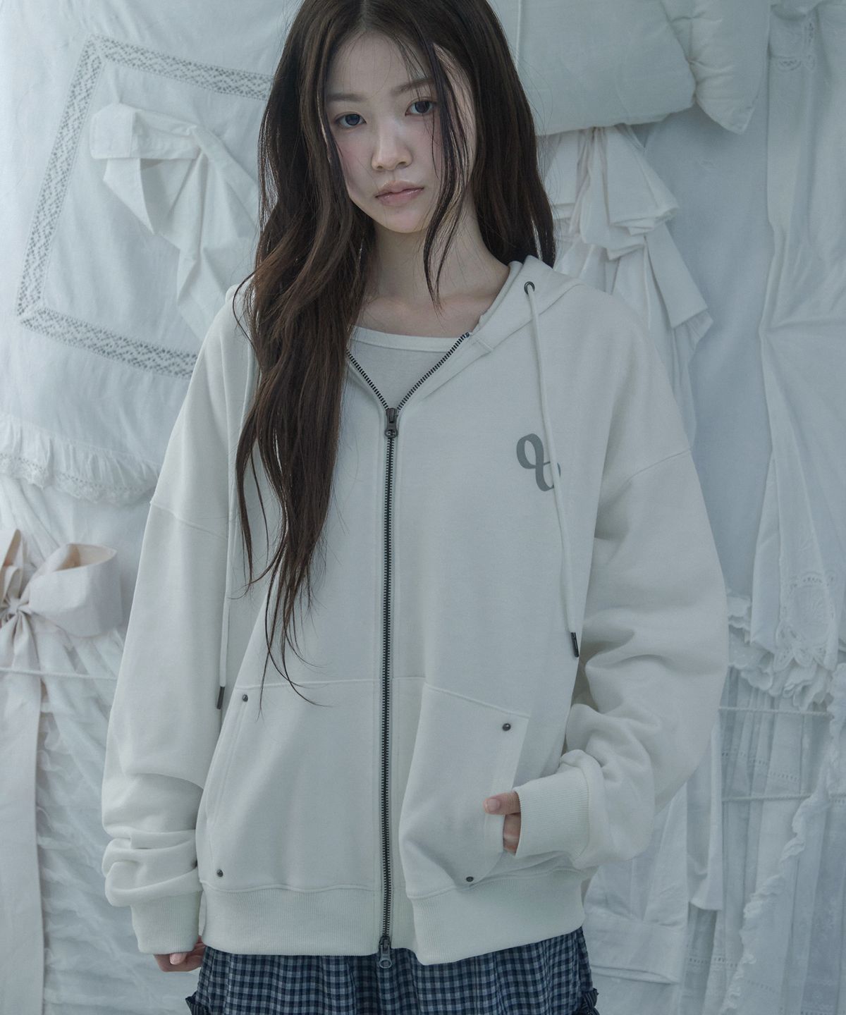 루프(LOOXP) 윙스 그래픽 레터링 오버핏 후드집업 아이보리
